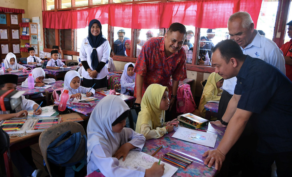 Education Minister Maszlee Malik chats with students during a visit to Sekolah Kebangsaan Kampung Brunei in Mambakut, Sabah October 3, 2019. u00e2u20acu201d Bernama pic