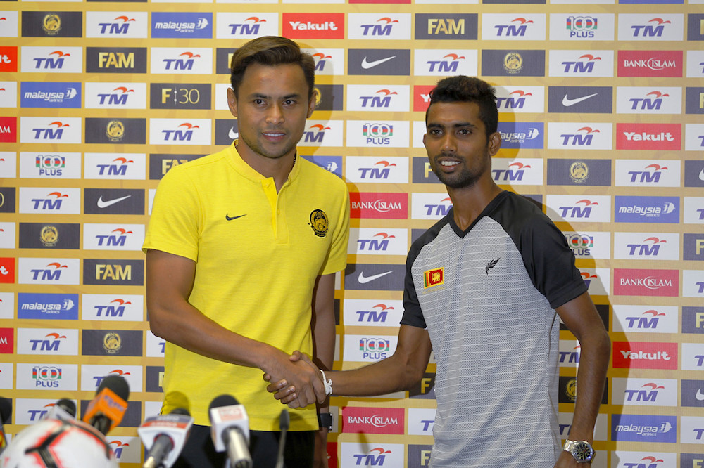 Malaysia team captain Aidil Zafuan Abdul Radzak shakes hands with Sri Lanka team captain Kavindu Ishan at Bukit Jalil National Stadium in Kuala Lumpur October 4, 2019, ahead of their Tier 1 international friendly. u00e2u20acu201d Bernama pic