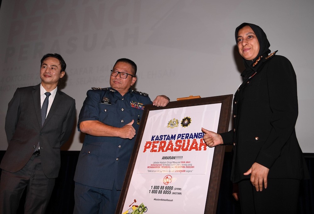 Royal Malaysian Customs Department director-general Datuk Seri Paddy Abdul Halim and MACC chief commissioner Latheefa Koya officiate the launch of the Anti-Corruption Customs Campaign in Port Klang October 4, 2019. u00e2u20acu201d Bernama pic
