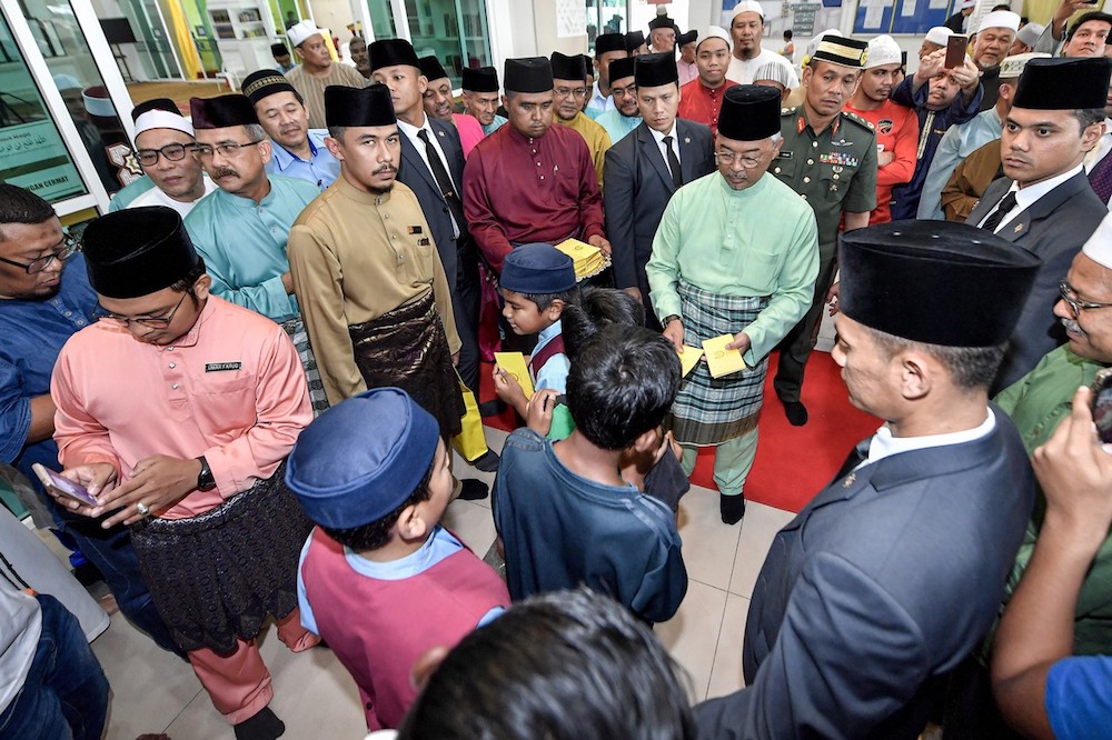 Yang di-Pertuan Agong, Al-Sultan Abdullah Riu00e2u20acu2122ayatuddin Al-Mustafa Billah Shah distributes contributions to orphans after opening Bilal bin Rabah Mosque at Taman Koperasi Polis Fasa 1 in Kuala Lumpur October 4, 2019. u00e2u20acu201d Bernama pic