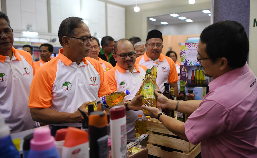 Pahang Mentri Besar Datuk Seri Wan Rosdy Wan Ismail visits a booth after officiating the Healthy Sawit Love MY Palm Oil Campaign 2019 in Kuantan October 5, 2019. u00e2u20acu201d Bernama pic