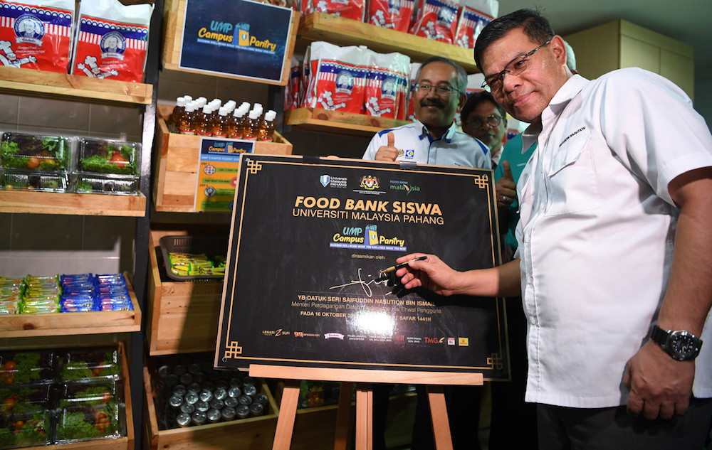Domestic Trade and Consumer Affairs Minister Datuk Seri Saifuddin Nasution Ismail officiates Universiti Malaysia Pahangu00e2u20acu2122s Food Bank Siswa programme in Kuantan October 16, 2019. u00e2u20acu201d Bernama pic