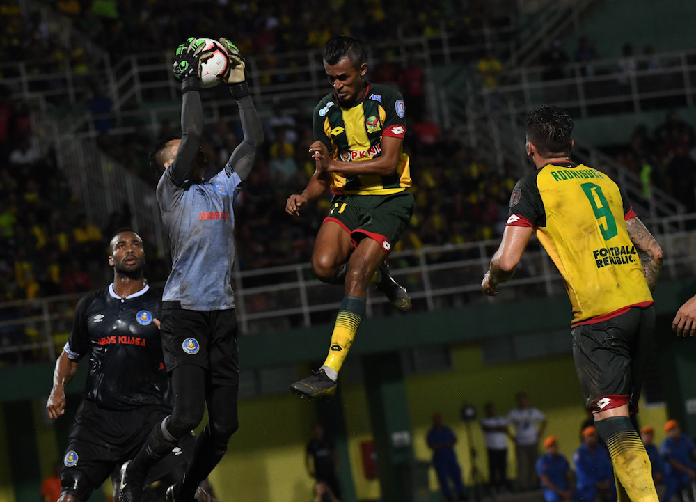Kedah players put pressure on Pahang goalkeeper Mohd Helmi Eliza Elias as he makes a save during their Malaysia Cup semi-final first leg match at Darul Aman Stadium in Alor Setar October 19, 2019. u00e2u20acu201d Bernama pic