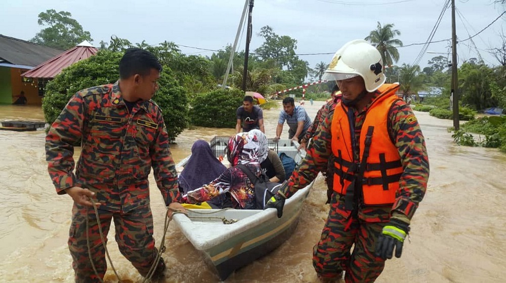 Fire and rescue personnel assist flood victims in Kampung Maju Jaya, Johor Baru October 22, 2019. u00e2u20acu201d Bernama pic