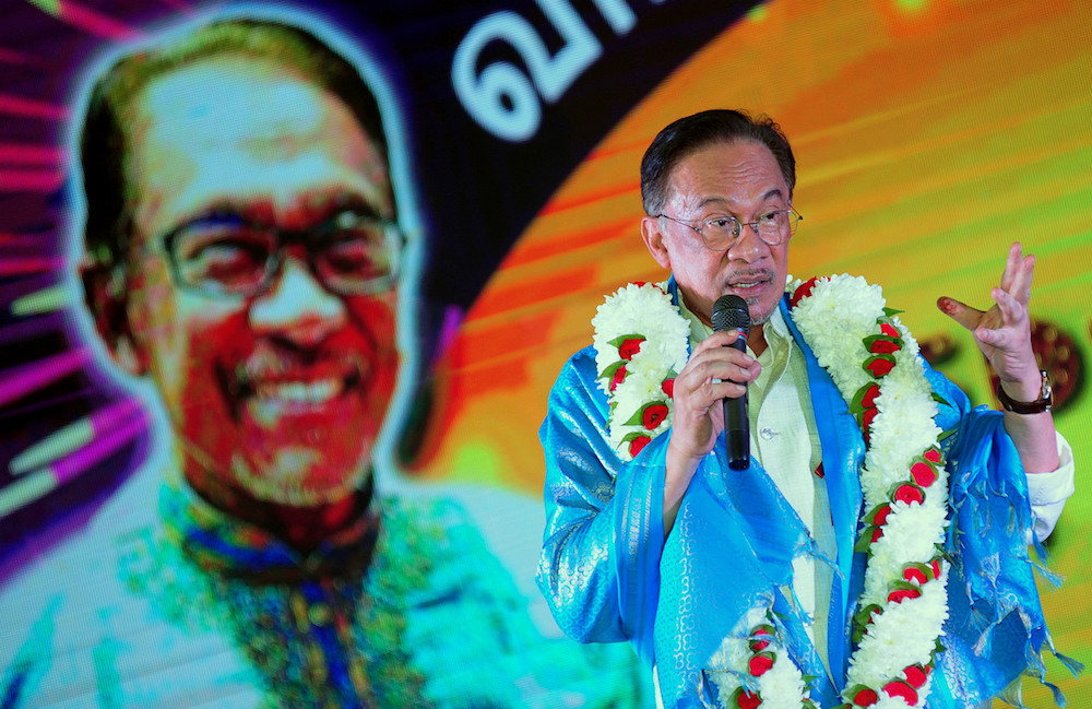 PKR president Datuk Seri Anwar Ibrahim speaks at a Deepavali gathering in Little India, Klang October 25, 2019. u00e2u20acu201d Bernama pic