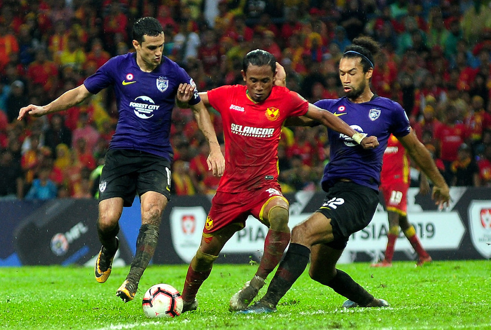Selangor’s Mohd Khyril Muhymeen Zambri and JDT’s Gonzalo Babriel Cabrera Giordano fight for the ball during the Malaysia Cup semi-final second leg match in Shah Alam October 26, 2019. — Bernama pic
