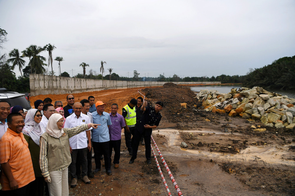 Deputy Prime Minister Datuk Seri Dr Wan Azizah Wan Ismail visits the Sungai Belat Flood Mitigation Plan in Kuantan October 28, 2019. u00e2u20acu201d Bernama