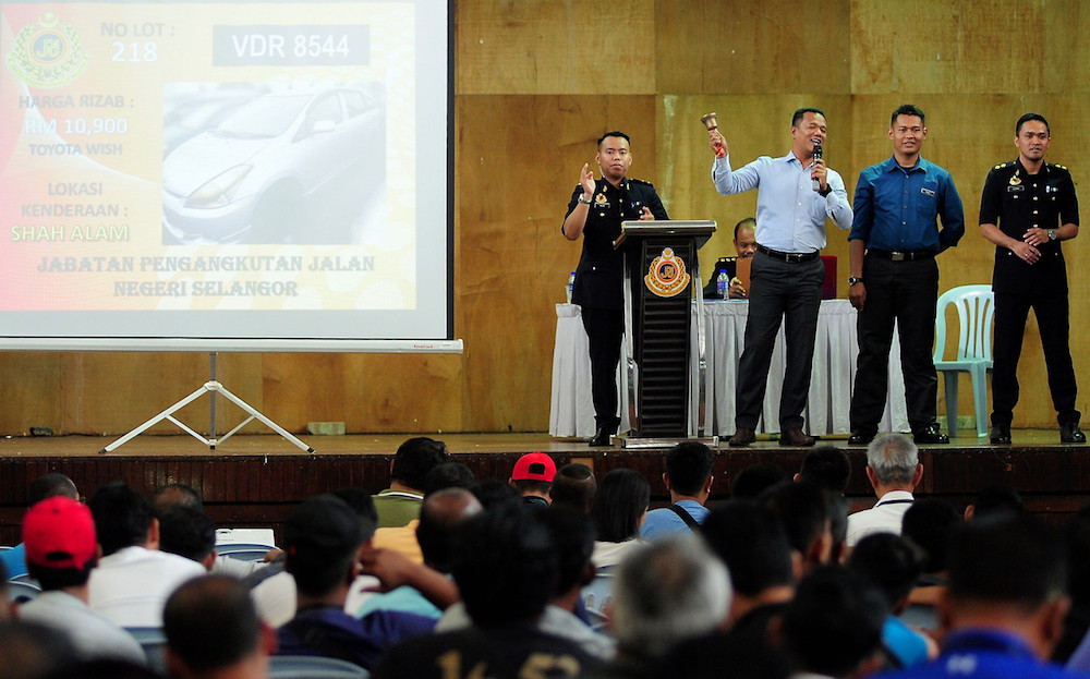 Selangor RTD director Nazli Md Taib (2nd left) conducts an auction of a cloned vehicle at the Shah Alam City Council building in Shah Alam October 31, 2019. u00e2u20acu201d Bernama pic