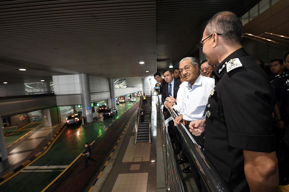 Johor Immigration Director Baharuddin Tahir briefs Prime Minister Tun Dr Mahathir Mohamad during a site visit to the Sultan Iskandar (BSI) Customs, Immigration and Quarantine (CIQ) Complex in Johor Baru October 31, 2019. u00e2u20acu201d Bernama pic