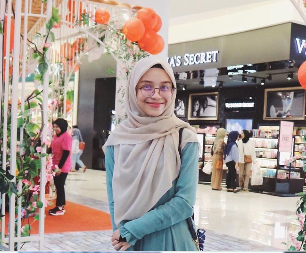 Hana Azraa, the wife of controversial preacher PU Abu Sufyan, is under fire from netizens over her sharing of her pregnancy video. — Picture from Instagram/Hana Azraa