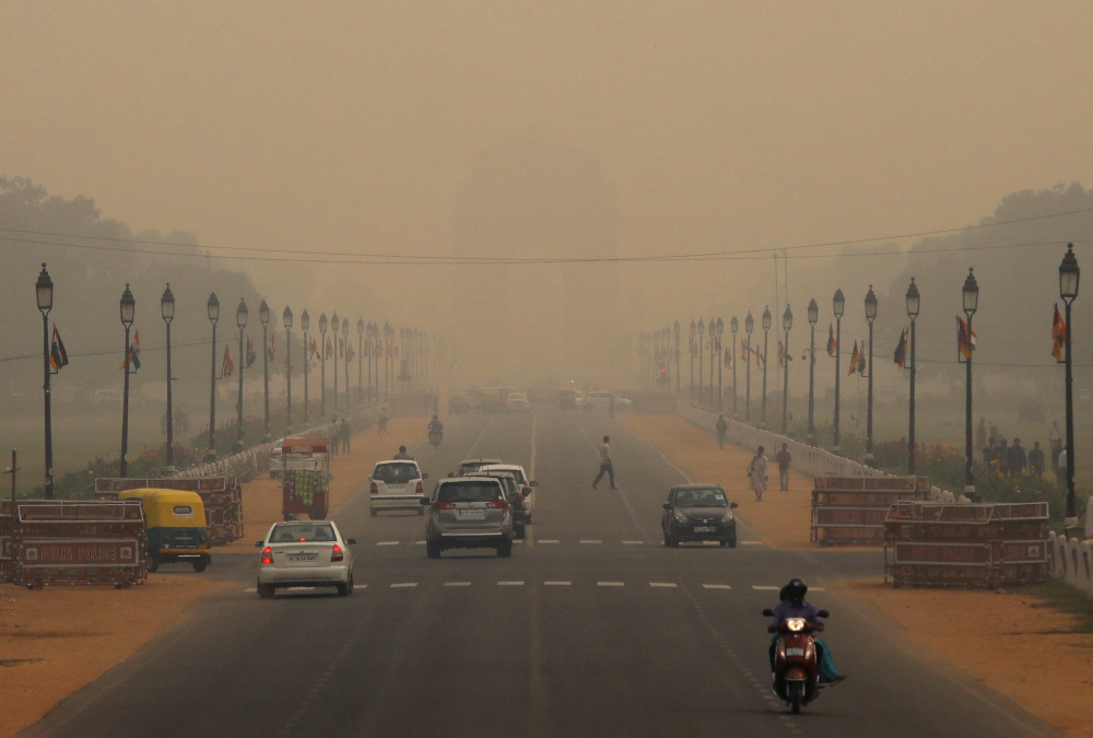 Vehicles drive through smog near India Gate in New Delhi, India, October 30, 2019. u00e2u20acu201d Reuters pic 