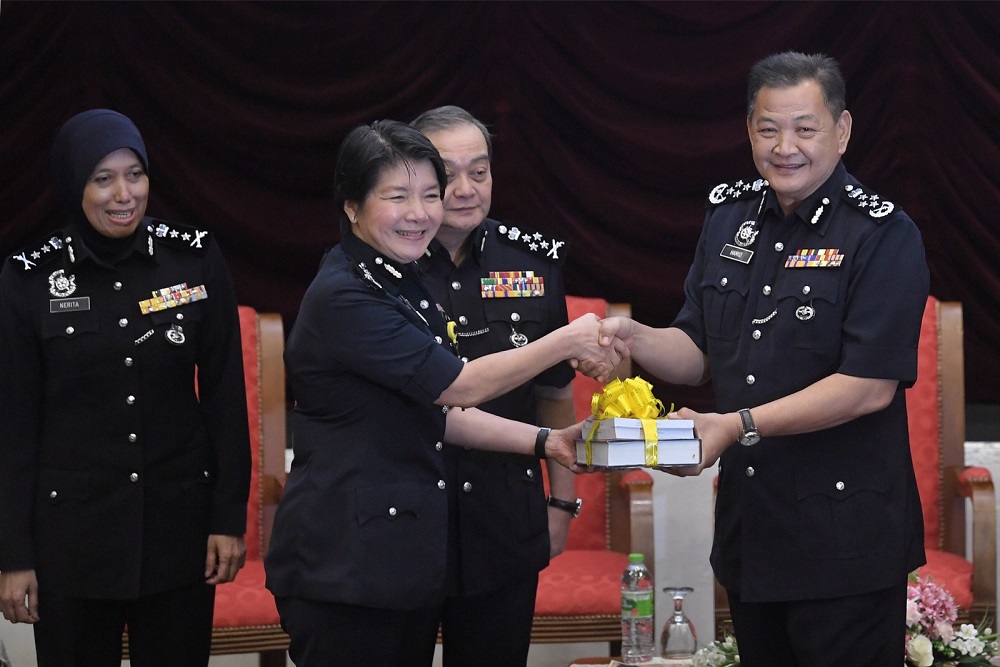 Ketua Polis Negara Datuk Seri Abdul Hamid Bador (kanan) menerima buku daripada Yong Lei Choo (dua, kiri) selepas melancarkan Dekad Membaca Kebangsaan peringkat PDRM di Maktab PDRM, Cheras 1 Ogos, 2019. u00e2u20acu201d Foto Bernama