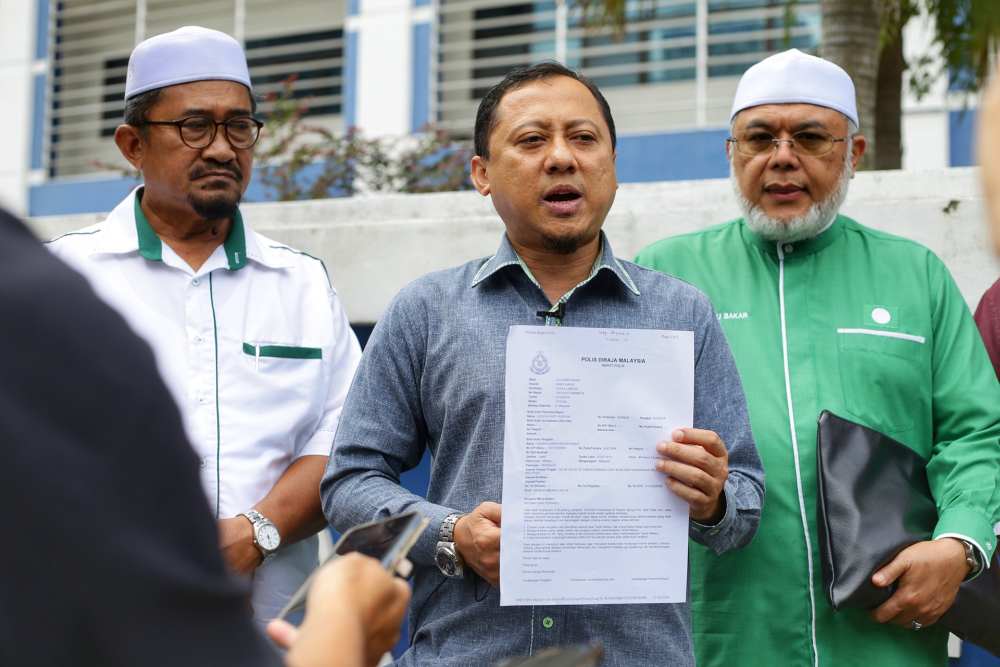 PAS Information Chief Kamaruzaman Mohamad speaks to reporters outside the Dang Wangi police station in Kuala Lumpur October 21, 2019. u00e2u20acu2022 Picture by Ahmad Zamzahuri
