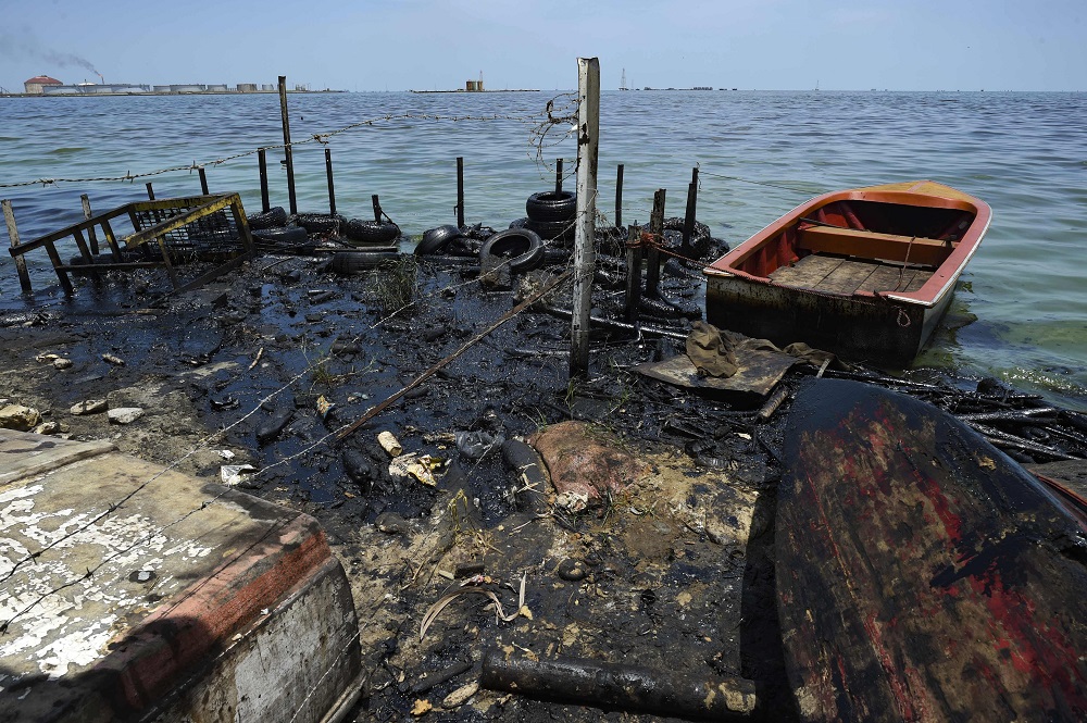 View of an oil spill on the shore of the Lake Maracaibo in Cabimas, near Maracaibo, Zulia state, Venezuela June 13, 2019. — AFP pic