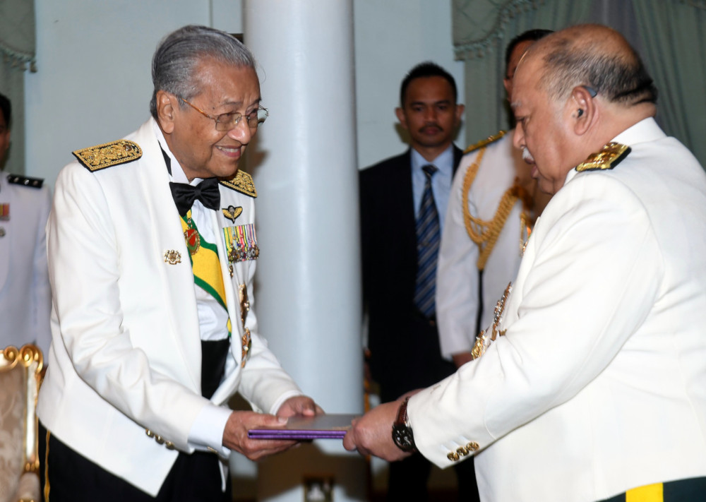 The Raja of Perlis Tuanku Syed Sirajuddin Putra Jamalullail awarding the University of Science Malaysia Special Chancellor Sustainability Award to Prime Minister Tun Dr Mahathir Mohamad in conjunction with Tuanku Syed Sirajuddinu00e2u20acu2122s 76th Birthday at the A