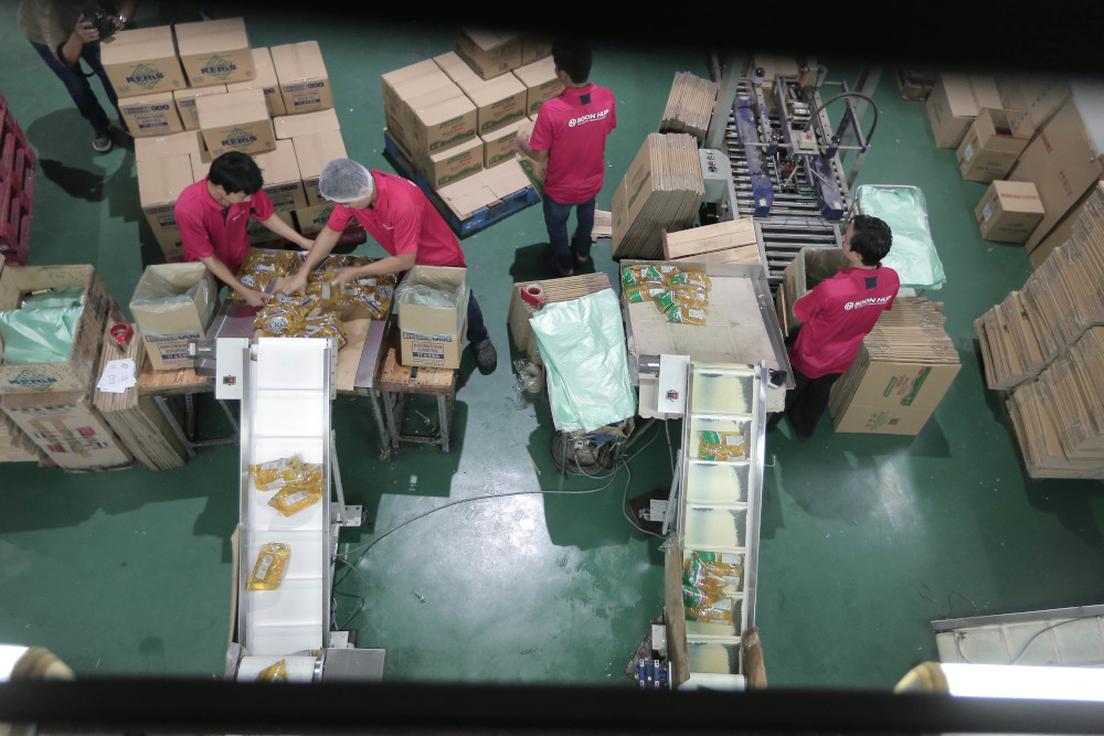 Workers from Soon Hup Oil factory are busy packaging the subsidised cooking oil November 9, 2016. u00e2u20acu201d Picture by Azinuddin Ghazali