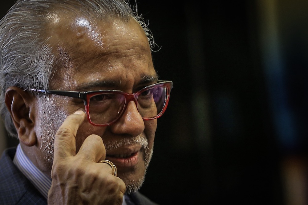 Lawyer Tan Sri Muhammad Shafee Abdullah explains to reporters his client Datuk Seri Najib Razak’s eye condition at the Kuala Lumpur High Court October 31, 2019. — Picture by Hari Anggara