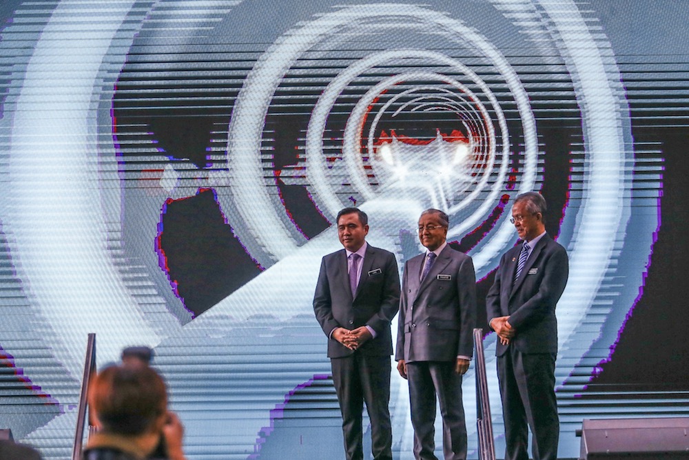 Prime Minister Tun Dr Mahathir Mohamad, Transport Minister Anthony Loke and his deputy Datuk Kamarudin Jaffar attend the launch of the National Transport Policy 2019-2030 at KL Sentral in Kuala Lumpur October 17, 2019. u00e2u20acu201d Picture by Hari Anggara