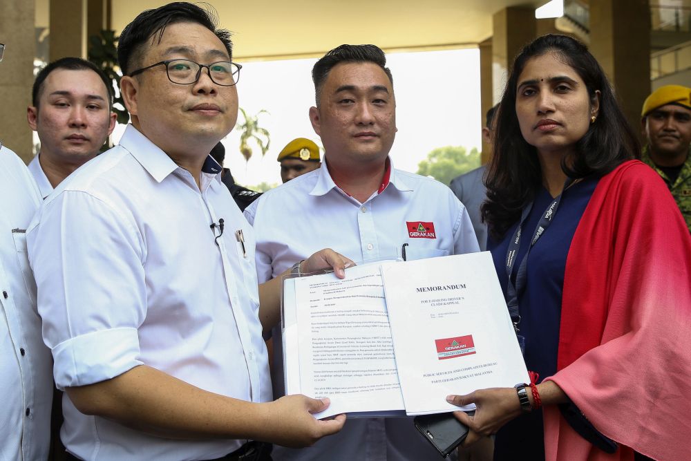 Ng Kiam Nam (left) hands over a memorandum to the Transport Ministry’s public relation officer in Putrajaya October 10, 2019. — Picture by Yusof Mat Isa