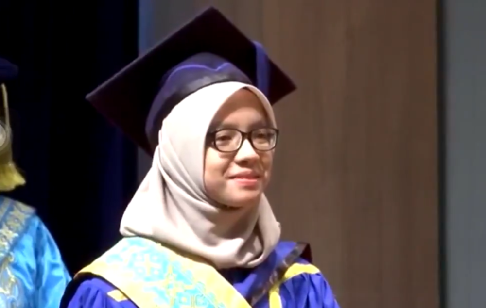 Nur Athirah Rushami Zien graduated with an overall score of 3.99 from Universiti Utara Malaysia. u00e2u20acu201d Picture via Twitter/Are_Fieqq
