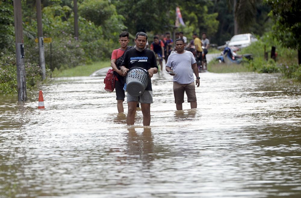 Residents of Kampung Melayu Batu 30 Bukit Panjang moving away from the floods that hit Pontian, during Oct 23, 2019. u00e2u20acu201d Bernama pic