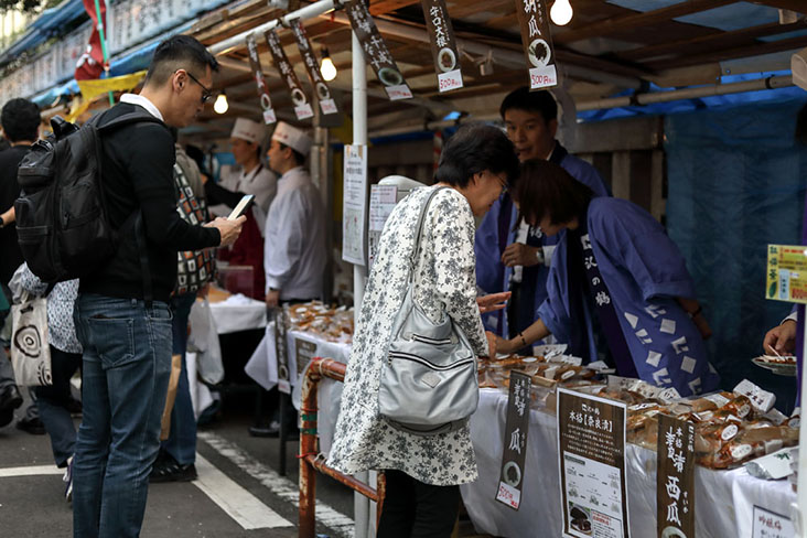 Visitors tasting the 'tsukemono', taking pictures and learning more about the pickles