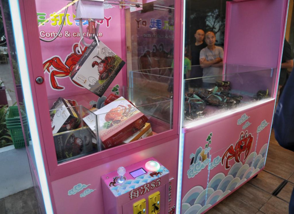 At S$5 each round, users may try to claw out a box and present it to the restaurant in exchange for a dish of black pepper crab or chilli crab, for instance, each worth S$59.90. u00e2u20acu201d TODAY pic