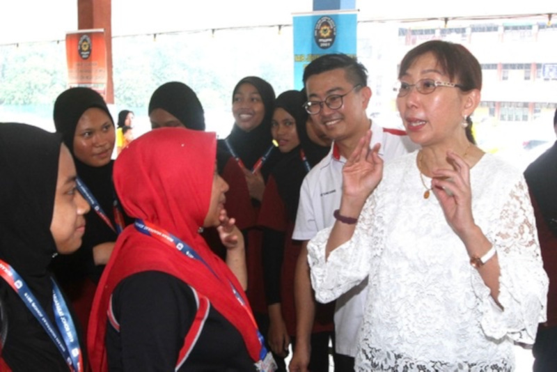 Primary Industries Minister Teresa Kok (second from right) with several students at a sports event held at SMK Tan Sri Osman Mohd Sau00e2u20acu2122at in Pontian October 26, 2019. u00e2u20acu201d Picture by Ben Tan