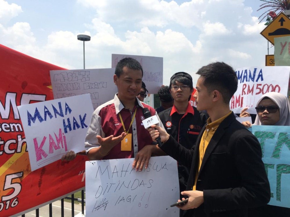 UTM students demonstrate against a fee hike outside Parliament on October 11, 2019. u00e2u20acu201d Picture by Radzi Razaknn