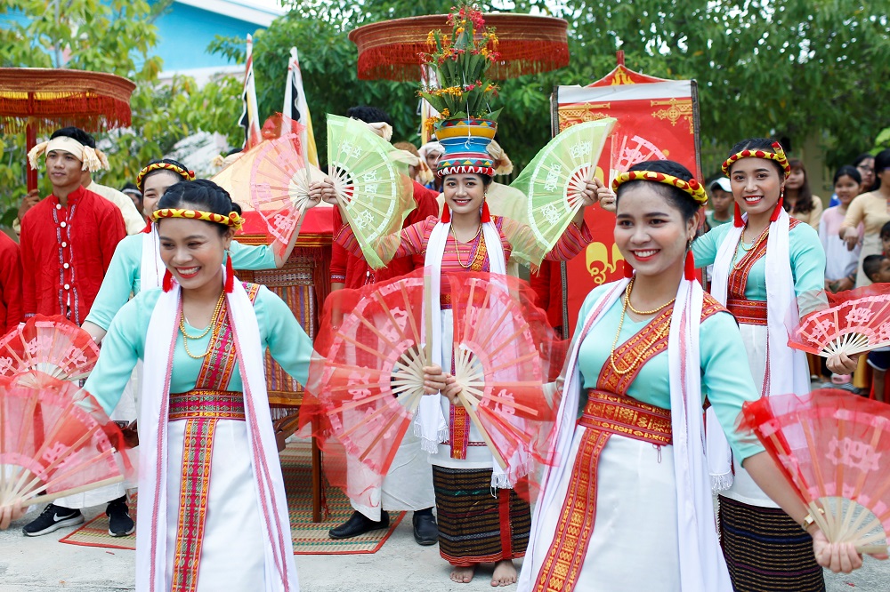 Vietnamu00e2u20acu2122s ethnic Cham women perform a traditional dance during the u00e2u20acu02dcKateu00e2u20acu2122 festival in rural commune Phuoc Hau before the procession of the Deityu00e2u20acu2122s costume to the Po Klong Garai temple, in Phan Rang, Vietnam September 28, 2019. u00e2u20acu201d Reuters pic
