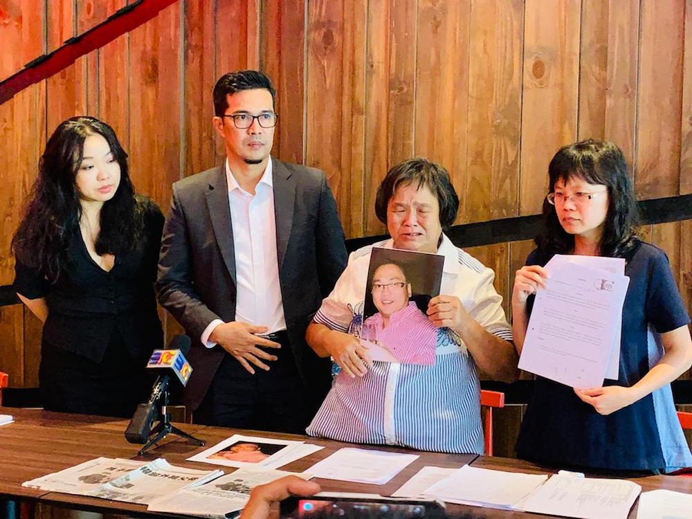 Wong Ji Kui’s sister Wong Hie Huong (right) together with their mother Law Boh Ing (2nd right), lawyer Adnan Seman (2nd left) and Christina Teng at a press conference in Sibu October 4, 2019. — Picture courtesy of Wong Ji Kui’s family