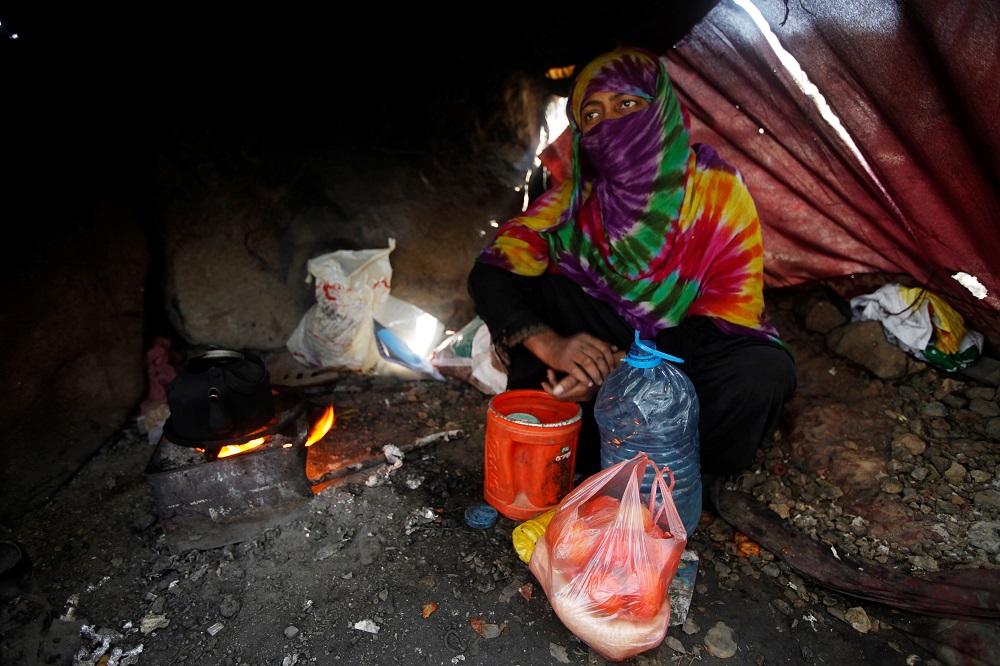 A woman displaced from the Red Sea port city of Hodeidah cooks in her family shelter in Sanaa, Yemen November 28, 2018. u00e2u20acu201d Reuters pic      