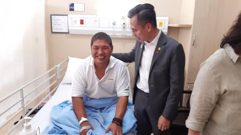 Fahmi greets Yap at the Pantai Hospital Kuala Lumpur. u00e2u20acu201d Picture via Facebook