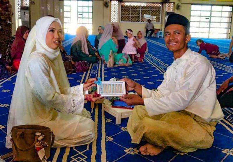 Zuraiha Zaini mengahwini pemandu lori Hafiz Hozahli dengan nilai hantaran bawah RM10,000. u00e2u20acu201d Foto ihsan Facebook/Zuraiha Zaini