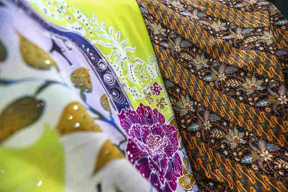 On the left is batik from Terengganu and on the right is batik from Bali, Indonesia.