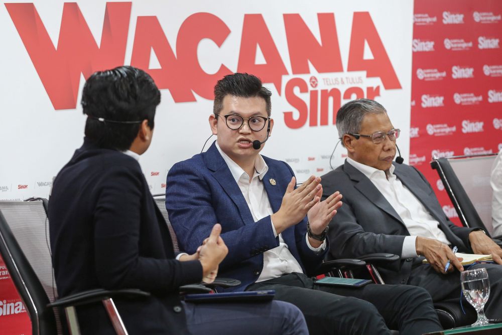 Kuching MP Dr Kelvin Yii Lee Wuen speaks during a post-Budget 2020 forum at Dewan Karangkraf in Shah Alam October 15, 2019. u00e2u20acu201d Picture by Yusof Mat Isa