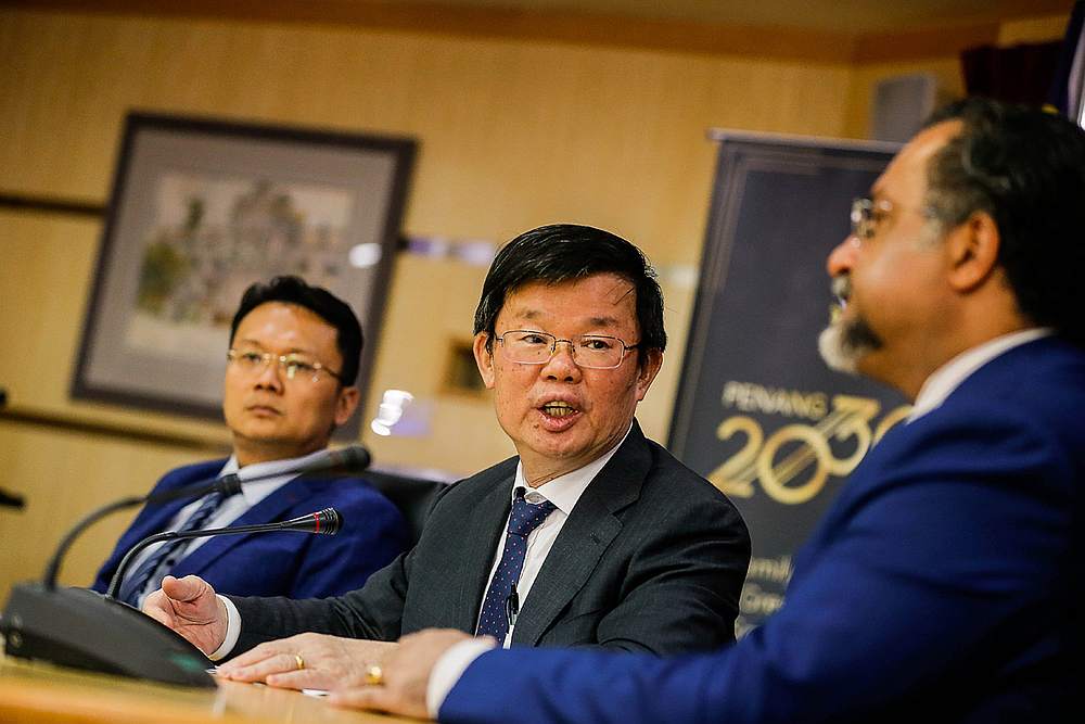 Penang Chief Minister Chow Kon Yeow (centre) with Jagdeep Singh (right) during a press conference at Komtar, George Town October 18, 2019. u00e2u20acu201d Picutre by Sayuti Zainudin
