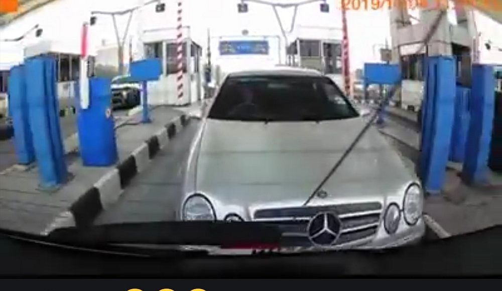 The Mercedes Benz driver has been called 'cheap' for refusing to pay toll. u00e2u20acu201d Screenshot from Facebook/We Are Malaysians