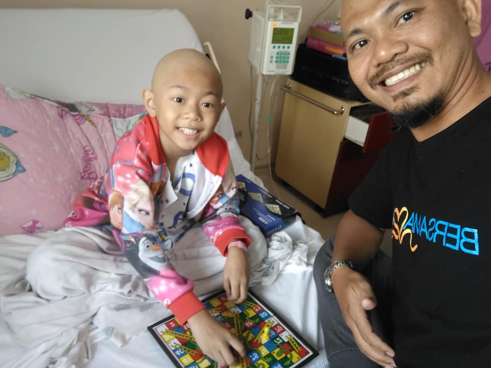 Jeffri Senin with his daughter Rayyana, who is being treated at the Sultan Ismail Hospital in Johor Baru. u00e2u20acu201d Picture via Facebook