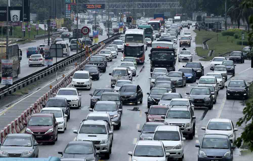 Ibu Khairy Jamaluddin mengalungkan pingat selepas wakil rakyat Rembau itu menamatkan perlumbaan Ironman Langkawi 70.3. u00e2u20acu2022 Foto ihsan Instagram/khairykj