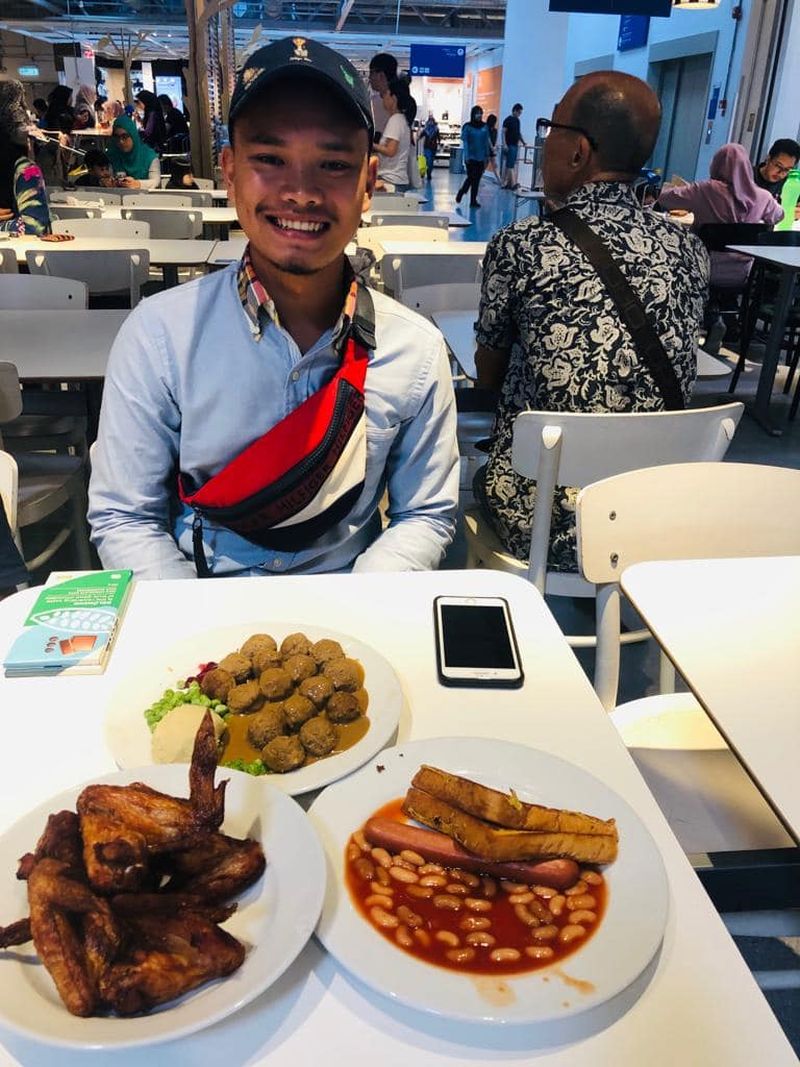 Habil’s story has inspired Malaysian social media users to show appreciation for their mums while they still have the chance. — Picture via Facebook/azri.alwan