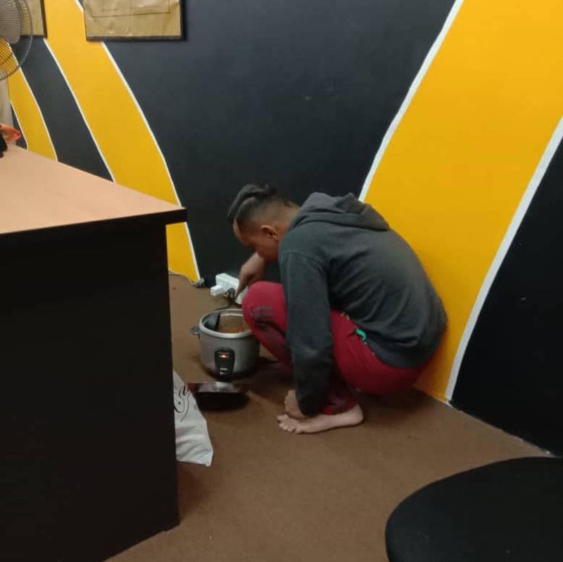 Despite earning RM1,000 that week, Habil decided to forego eating out so he could save a bit more money for his mother. u00e2u20acu201d Picture via Facebook/azri.alwan