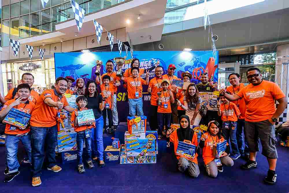 Jasper Lim proudly raises his trophy up high after sweeping away the competition to win the Senior division at the National Finals. — Picture courtesy of Hot Wheels Malaysia