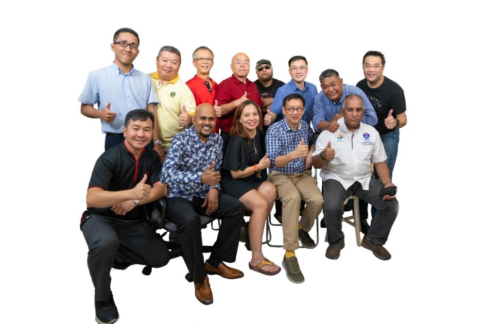 A group photo of those who had participated in the making of the farewell song and its video, including David Cha (upper row, third right) and Subang Jaya Wong Chen (lower flow, second right). ― Picture courtesy of USJ residents