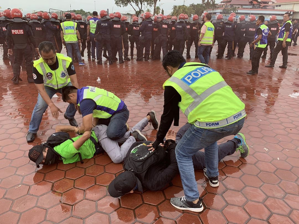 Plainclothes police personnel arresting the u00e2u20acu02dcunruly protestorsu00e2u20acu2122 during the Tanjung Piai by-election simulation exercise in Dataran Pontian in Pontian October 22, 2019. u00e2u20acu201d Picture by Ben Tan