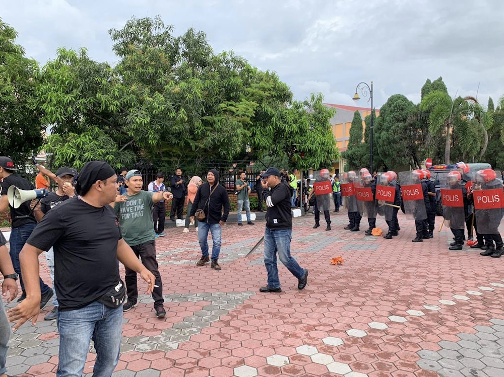 The ‘unruly protestors’ clashing with the police Federal Reserve Unit (FRU) during the Tanjung Piai by-election simulation exercise in Dataran Pontian in Pontian October 22, 2019. — Picture by Ben Tan