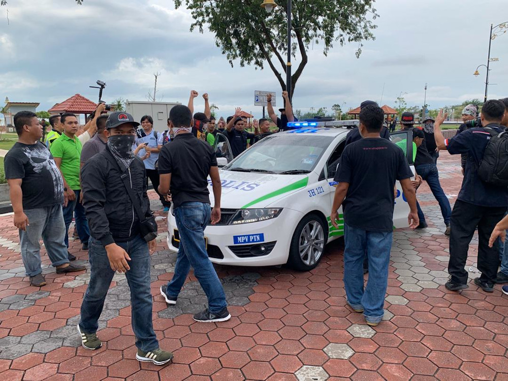 The ‘unruly protestors’ stopped a police patrol car that was sending ballot papers to a counting centre during the Tanjung Piai by-election simulation exercise in Pontian October 22, 2019. — Picture by Ben Tan