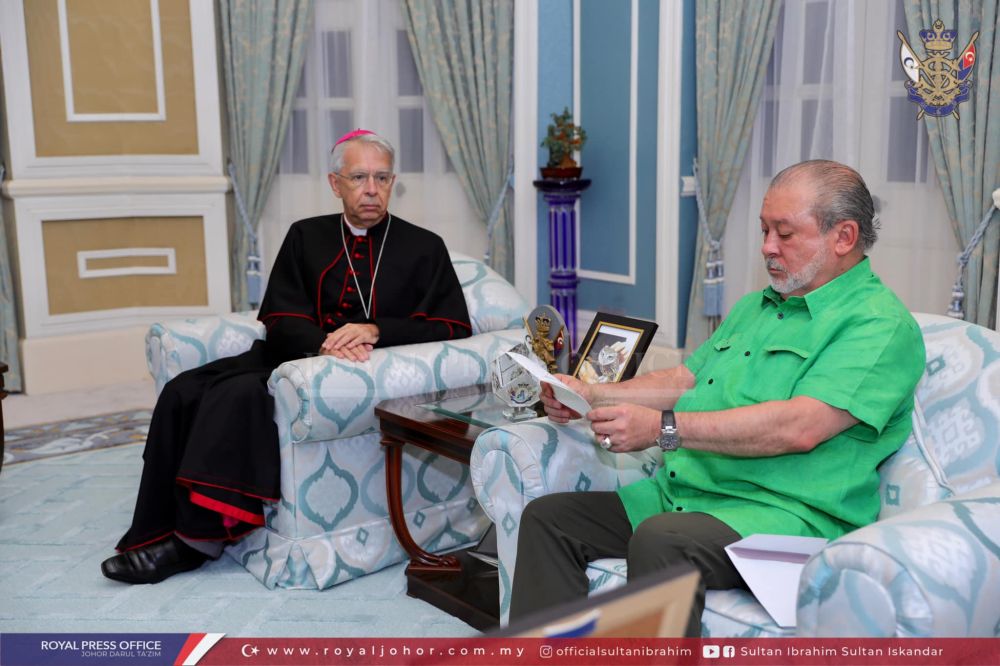 Sultan Ibrahim reads the letter conveying the Pope's gratitude which was hand-deliverd to the palace by Archbishop Joseph. u00e2u20acu201d Picture via Facebooknn