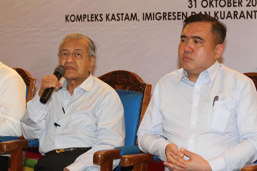 Prime Minister Tun Dr Mahathir Mohamad said the Rapid Transit System (RTS) Link, connecting Johor Baru and Singapore, will proceed without further delay. u00e2u20acu201d Picture by Ben Tan