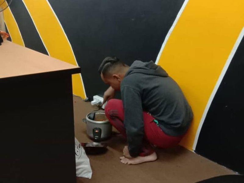 Seorang remaja berusia 19 tahun memasak nasi di pejabat untuk berjimat. u00e2u20acu201d Foto ihsan Facebook/Azri Walter